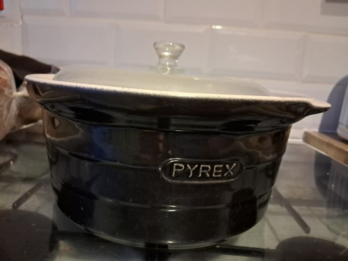 Pyrex black casserole dish - black,