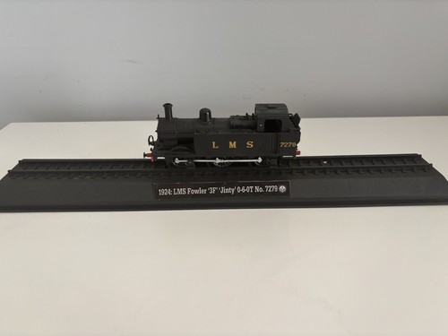 Model train display plinth - on,