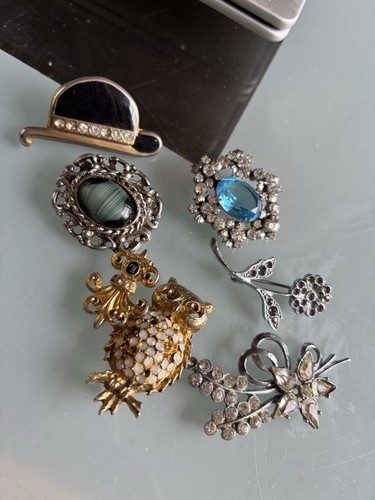 Vintage broken costume brooch - broken,