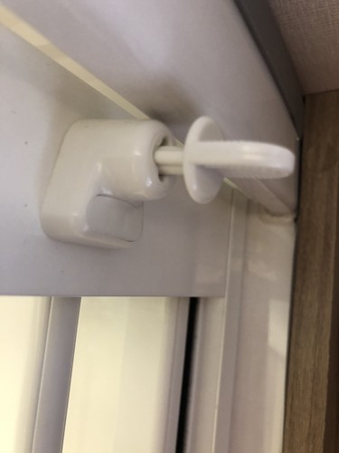Bifold shower door retainer - door,