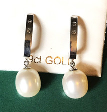 9ct WHITE GOLD 375  DIAMOND &