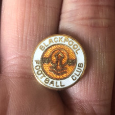 RARE OLD BLACKPOOL F.C. SMALL ROUND CREST ENAMEL PIN BADGE