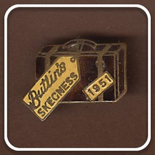 BUTLINS SKEGNESS 1951 YELLOW LABELS RARE FLAT BACK NOT PRESSED  ENAMEL PIN BADGE