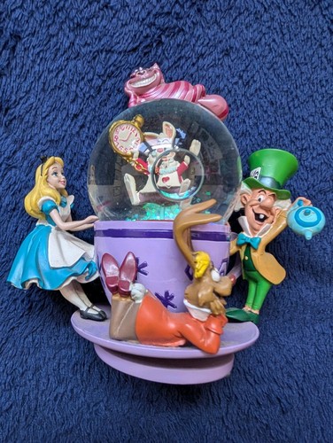 Alice wonderland snow globe - in,