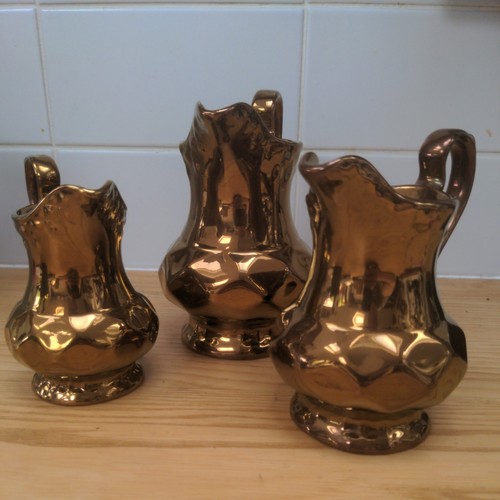 Set gold wade lustre jugs - of,