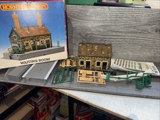Hornby R523 Waiting room - OO