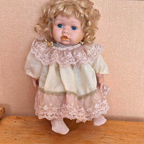 Sitting vintage porcelain - 11",