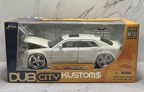 Chrysler 300c white 1 - chrysler,