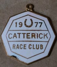 1977 CATTERICK RACE CLUB Members Enamel Badge, Horse Racing Memorabilia
