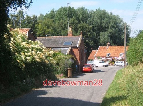 Photo newbourne village scene - photo,