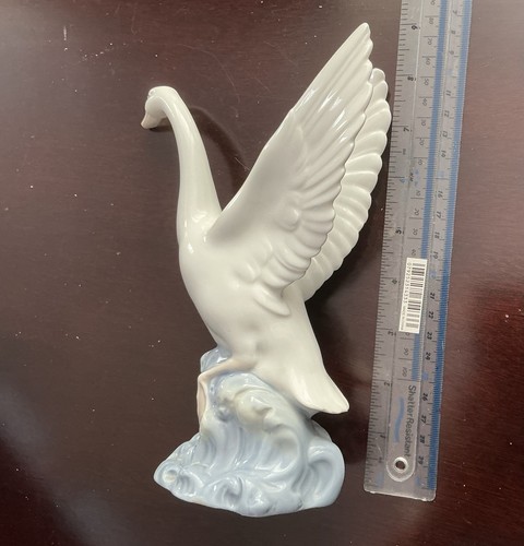 Nao lladro swan porcelain - by,