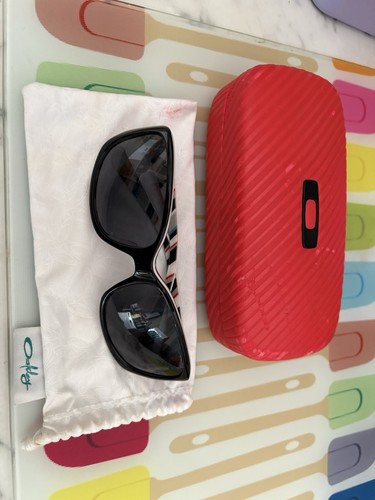 Black frame oakley sunglasses - black,