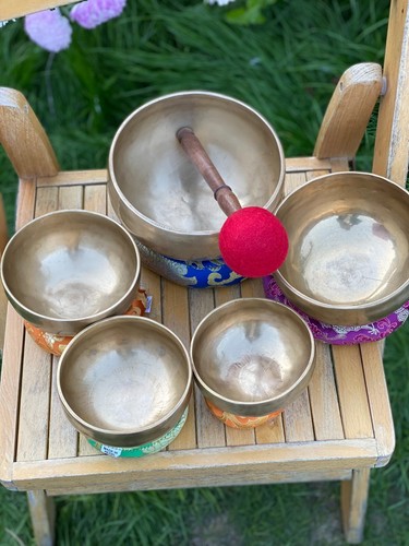 Tibetan singing bowl - singing,