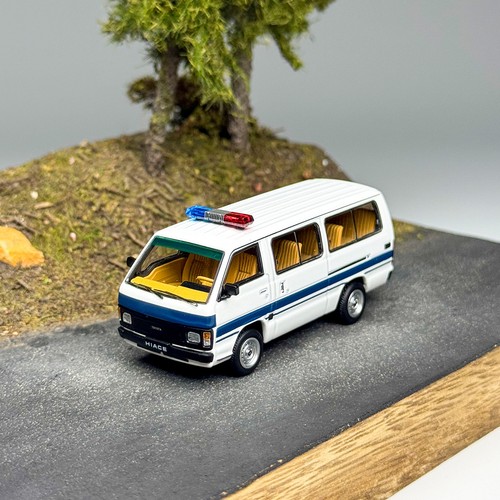Masdi white police - 1:64, hiace
