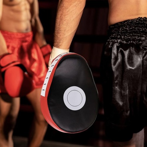 Curved boxing punch - boxing, focus