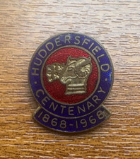 HUDDERSFIELD CENTENARY BADGE 1868–1968 GILT BRASS ENAMEL VINTAGE PIN COLLECTABLE