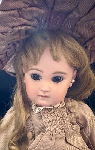 Antique portrait jumeau - 17”,