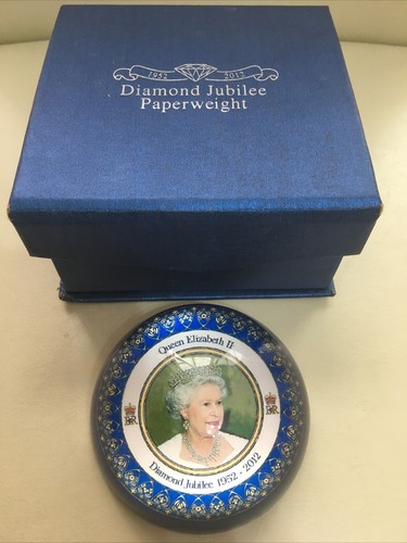 Queen elizabeth paperweight - elizabeth,