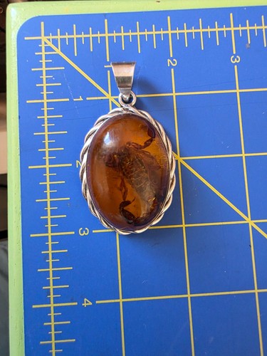 Very unique vtg pendant - very,