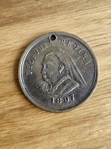 Queen victoria yellow - victoria, metal