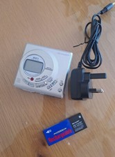 Sharp MD-MT821H Personal Minidisc Recorder with Sharp AD-T51BT Battery & Charger