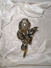 Vintage Damascene-style brooch with faux pearl & enamel flowers gold-tone metal