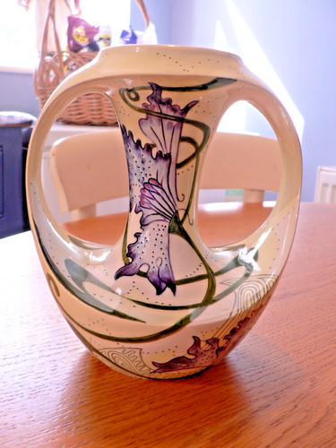 Stunning moorcroft black - a,