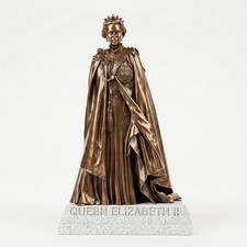 Queen Elizabeth II Statue –