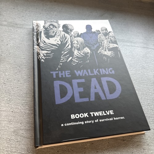The walking dead book - walking, 12