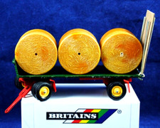 1:32 Britains 9558 Modified FARM TRAILER With REAR Loading RAMP & 3 ROUND BALES