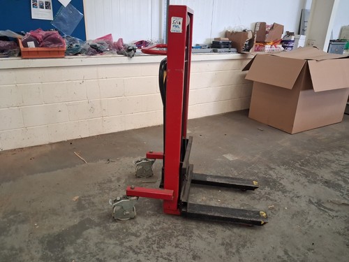 Hydraulic manual stacker truck