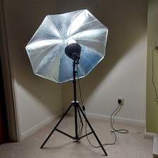 Home/Studio Pro Lighting Kit. 1*Green screen, 3*Bulbs, 5*Tripods, 3*Umbrellas