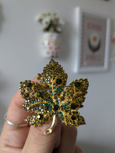 Beautiful maple leaf brooch - maple,