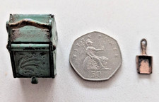 Dolls House coal scuttle c/w miniature shovel