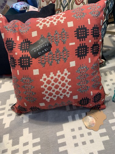 Red cushion welsh - a, ddu)