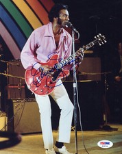 CHUCK BERRY HAND SIGNED 8x10 PHOTO+COA     GREAT POSE WITH GUITAR     PSA LETTER