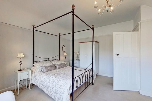 Beautiful four poster bed - beautiful, four-poster