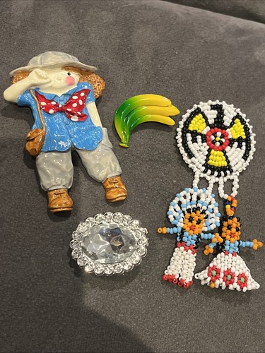 Brooches included native - 4x,