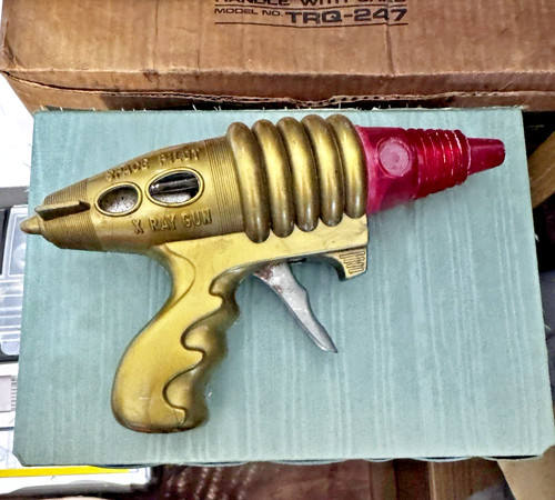 Vintage ray toy robot - x,