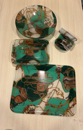 Table service the style of - table,