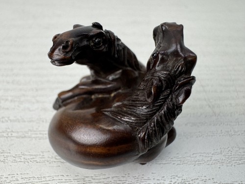 Y10743 netsuke horses signed - y10743,