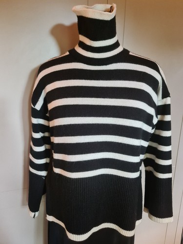 Black white striped roll - white, neck