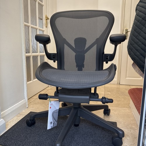 Herman miller aeron chair - aeron, size