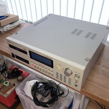 AKAI CD3000i digital sampler