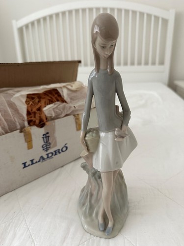 Nao lladro girl with bird - -,