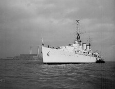 Flying flag in fast minelayer