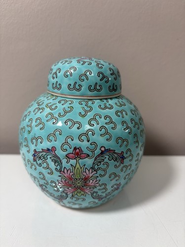 Porcelain ginger jar with