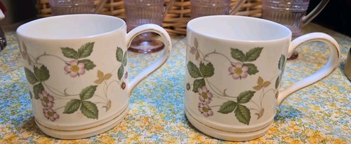 Wedgwood wild strawberry - strawberry, bone
