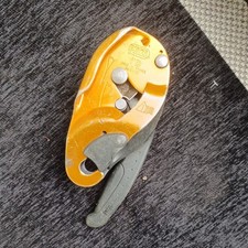 Petzl ID descender climbing
