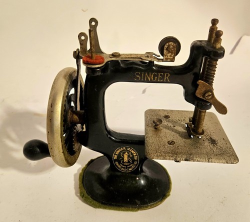 Vintage singer model - model, 20